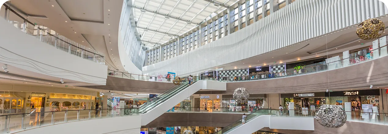 Centro comercial con múltiples pisos y escaleras mecánicas